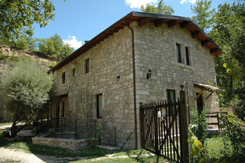 Lamolamaringalli Guest House Cascia Bagian luar foto